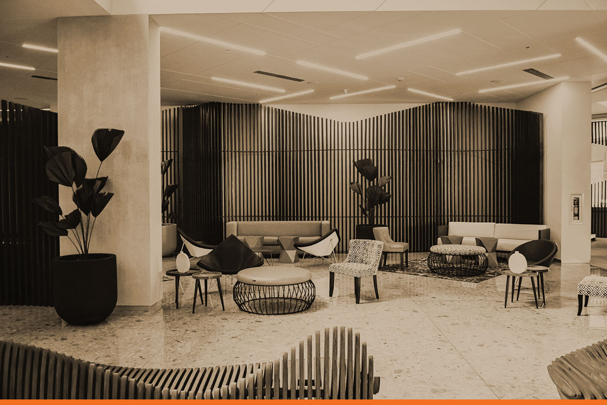 Lobby d'hôtel moderne et design entretenu par les équipes de housekeeping