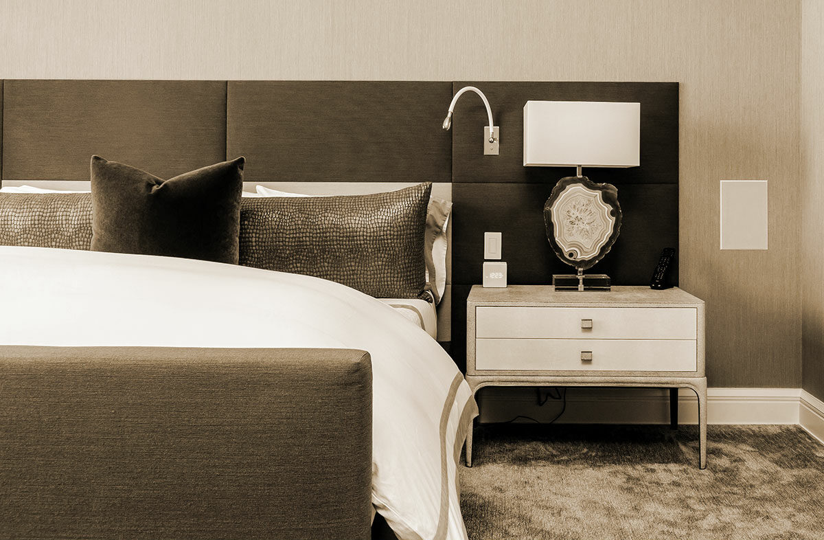 Chambre d'hôtel haut de gamme avec literie soignée et housekeeping de qualité