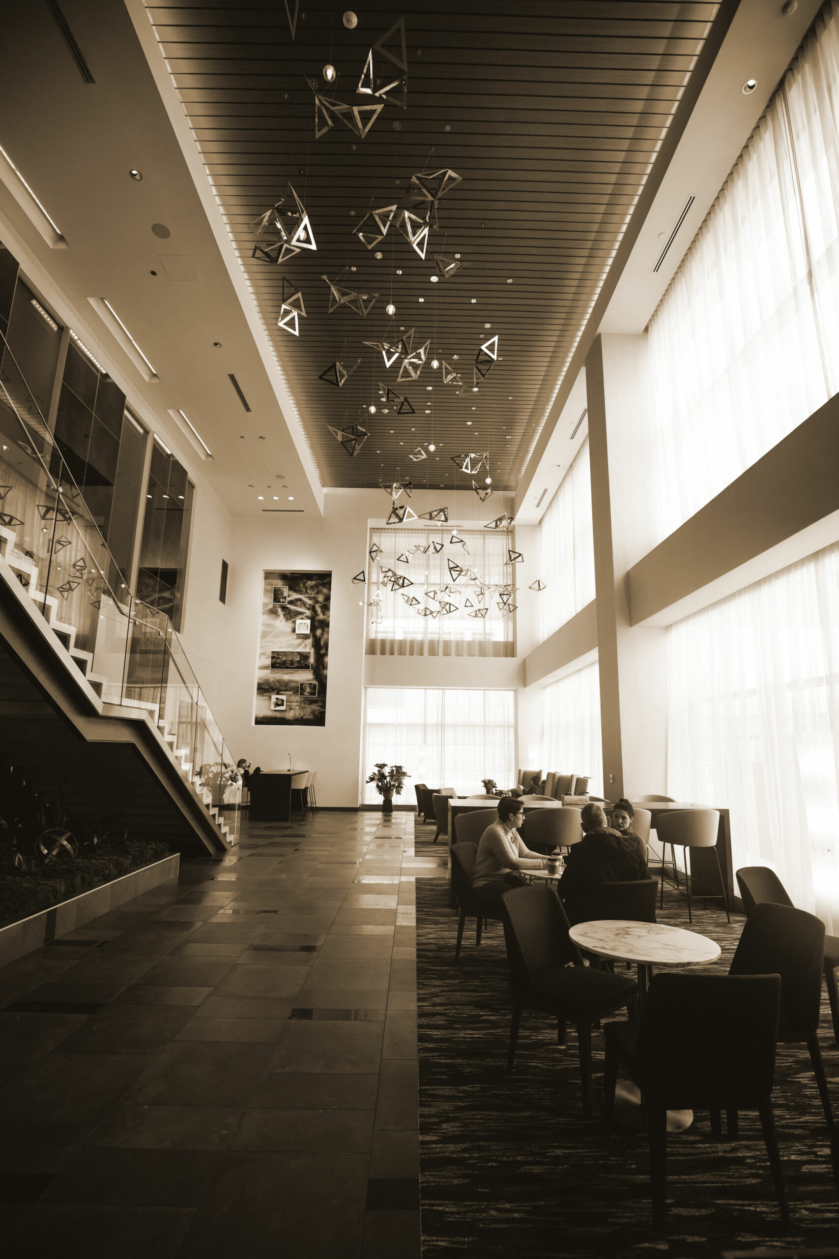 Hall de réception d'hôtel haut de gamme aux hauts plafonds étoilés, escalier monumental et salon lounge, espaces communs entretenus selon les standards housekeeping du Groupe St Ho